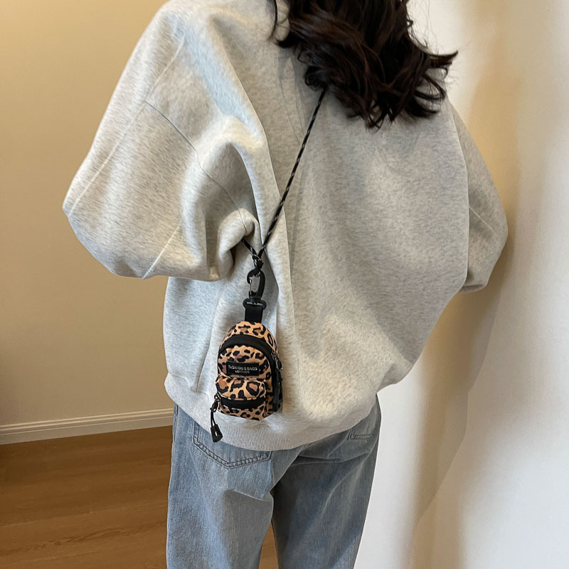 Korean mini children's bags are popular in foreign trade. Leopard print girls' single-shoulder crossbody bags, outdoor travel headphones, bag mouth red envelopes Application Scenario