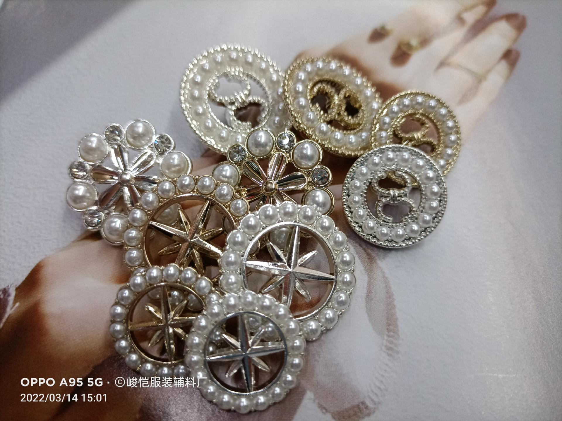 Metal hollowed-out diamond-edged pearl gold round button tops, shirts, coats, windbreakers, suits, cardigans, and versatile decorations