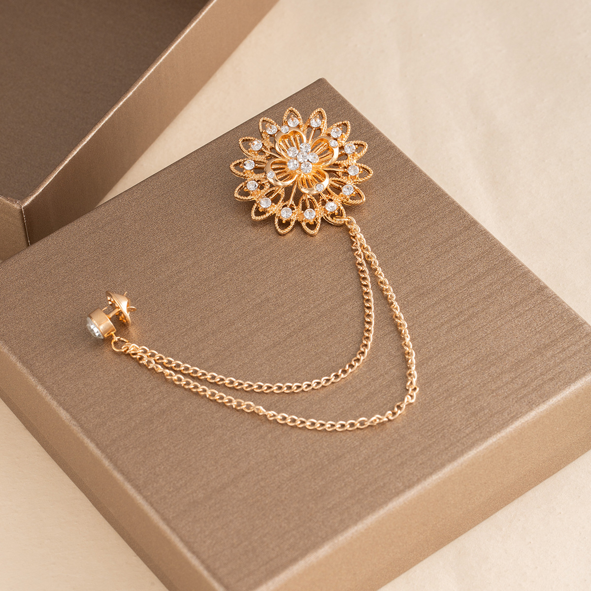 European and American style, fashionable, simple and elegant design sense, floral badge, collar pin, double-layer tassel chain brooch and brooch accessory Application Scenario