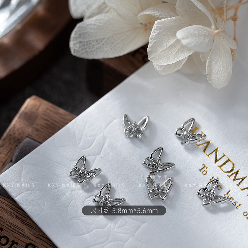 The alloy butterfly bow tie series of nail art accessories is a popular three-dimensional bestseller. It is a high-end and light luxury nail accessory with a butterfly diamond pattern Application Scenario