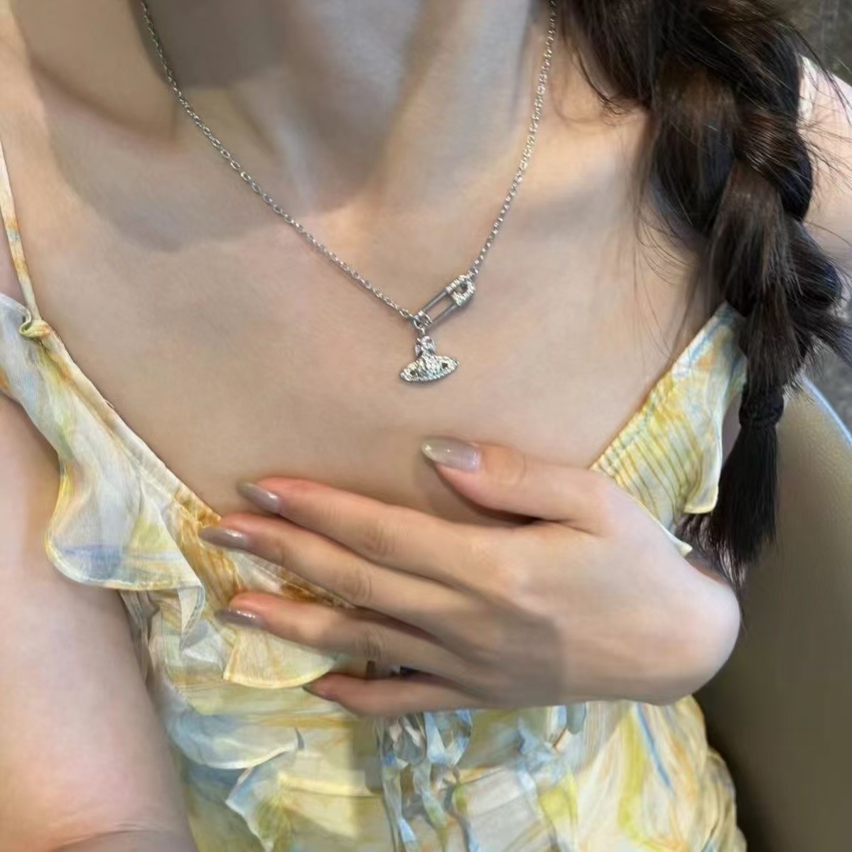 【 Cabinet Quality 】 vivienne Full Diamond brooch chain Saturn Necklace for Women, Paperclip collarbone chain Application Scenario