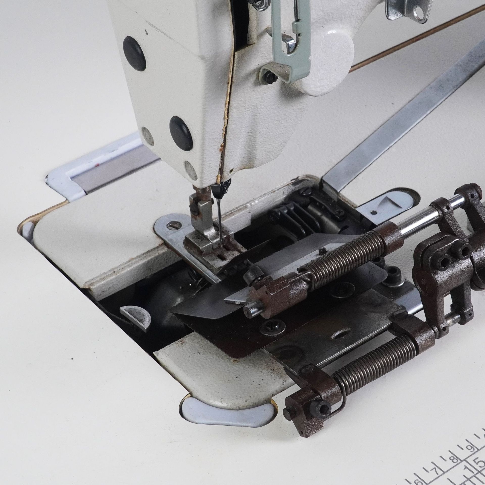 Multi-functional lace wrinkling and sewing equipment, bed skirt edge puffy skirt automatic rod machine, children's clothing rope flipping machine, ribbon flipping machine Application Scenario