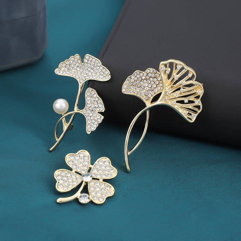 New Gingko Leaf Brooch Suit Sweater Accessories High-Grade Temperament Pin Leaf Corsage Factory Accessories Wholesale