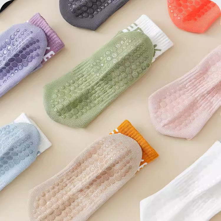 One-piece delivery of professional yoga socks for women, summer mid-calf, indoor, anti-slip, Pilates sports with shark pants, floor socks details Picture