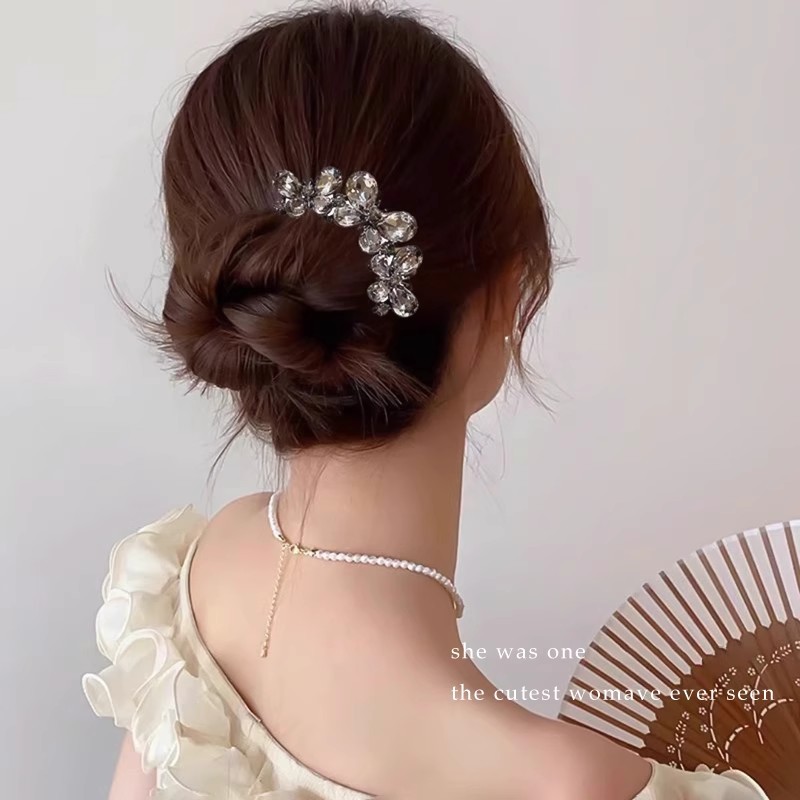 水钻蝴蝶波浪发簪女法式气质丸子头盘发发钗高级感后脑勺簪子头饰 Application Scenario