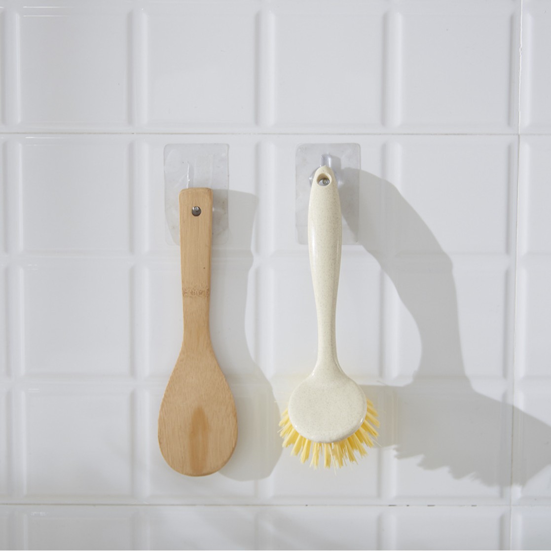 The plain wheat straw multi-functional brush for washing POTS is a bestseller in Yiwu. It is a plastic cleaning brush from Huangyan Application Scenario