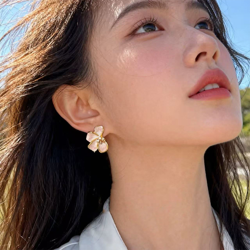 New spring and summer pink enamel flower stud earrings, pure silver needle unique earrings, high-end women's light luxury niche earrings Specification image