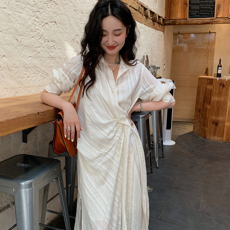 This is a French white striped shirt dress with a thin, cinched waist design and a niche long dress. It is a new style dress for Spring/Summer 2022
