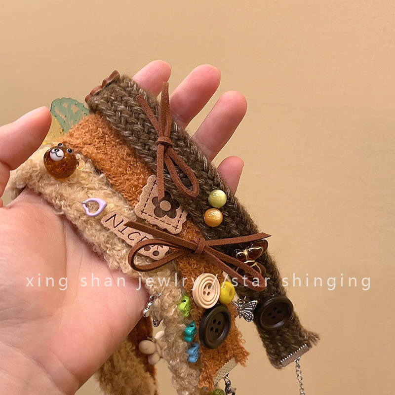 Vintage classic Maillard handwoven wool bracelet female niche cute sandalwood bear pendant bracelet Application Scenario