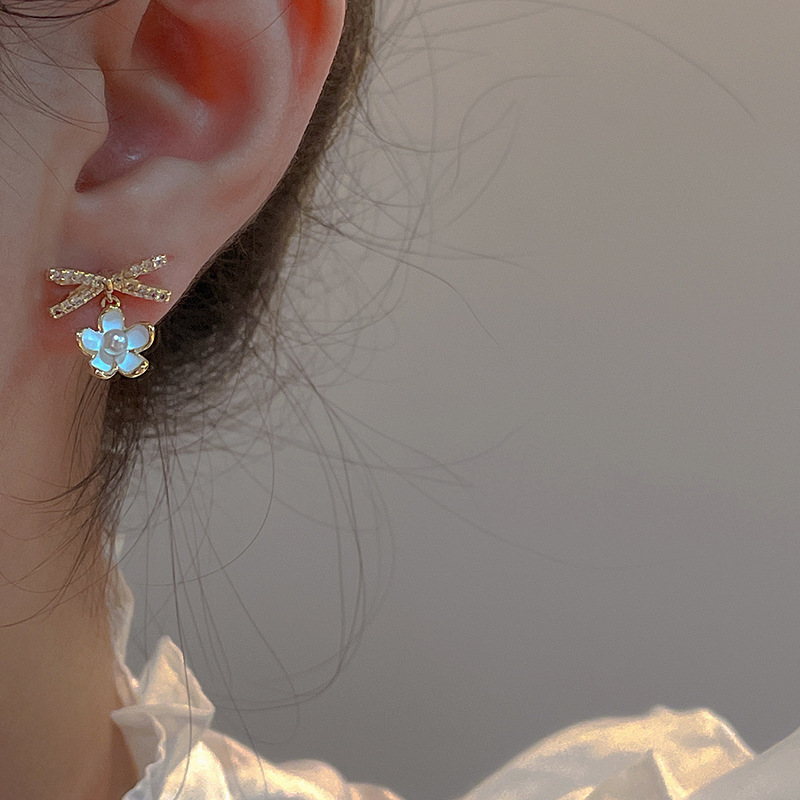 Pearl earrings with a gentle and niche design, pure silver earrings with a light luxury and high-end feel, the latest trend in 2022 Application Scenario