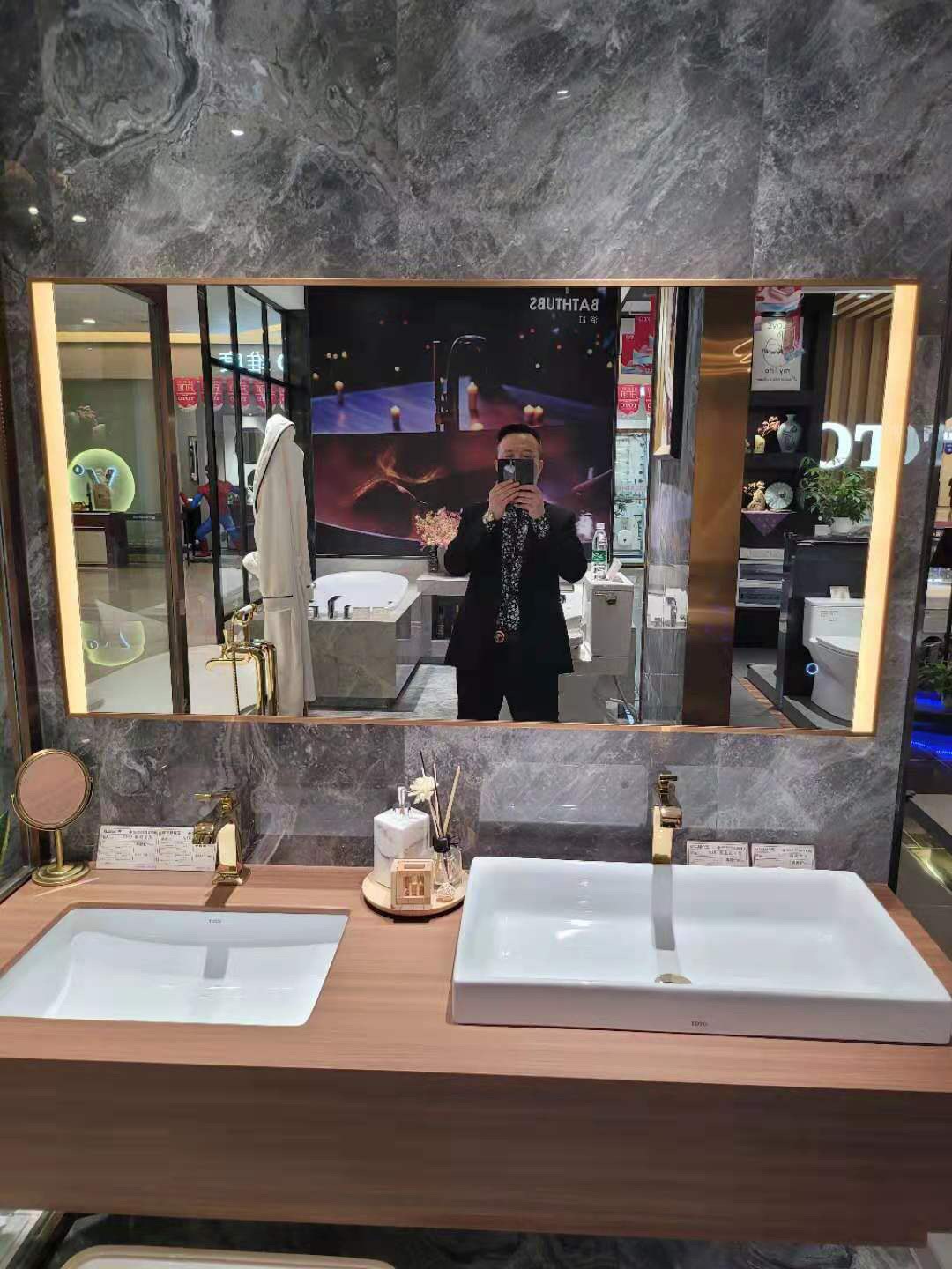 Wholesale aluminum alloy smart mirror cabinet stainless steel frame wrapped edge bathroom mirror with light mirror bathroom mirror toilet guard Application Scenario