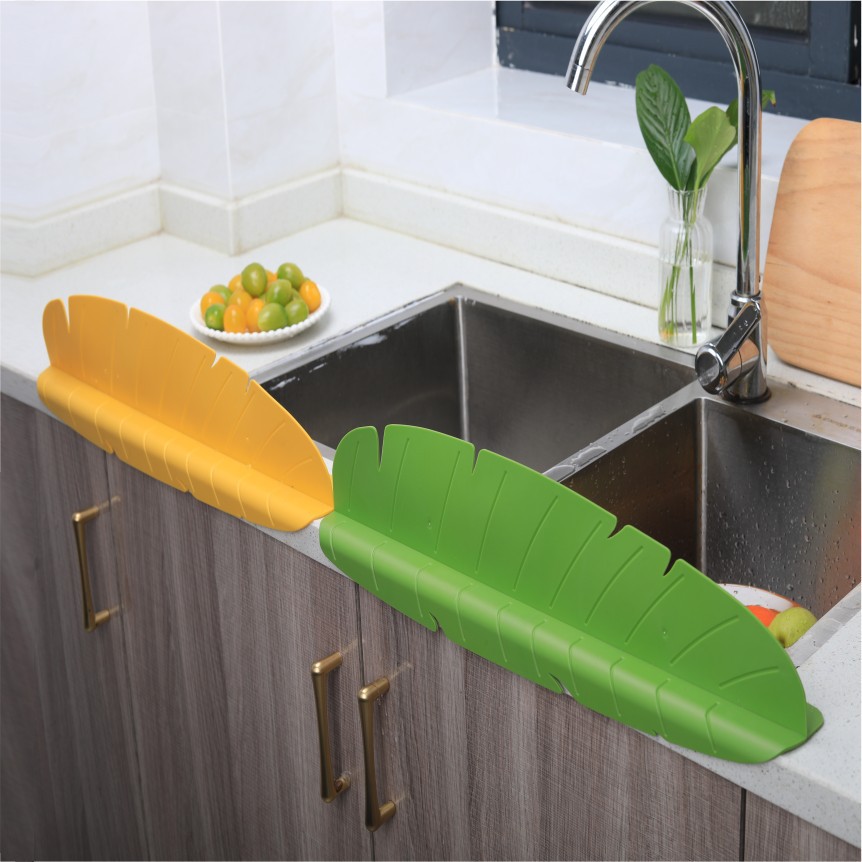 Kitchen water deflector, household sink, dish basin, sink, splash-proof and dirt-proof water deflector, countertop, washbasin, practical water deflector Application Scenario