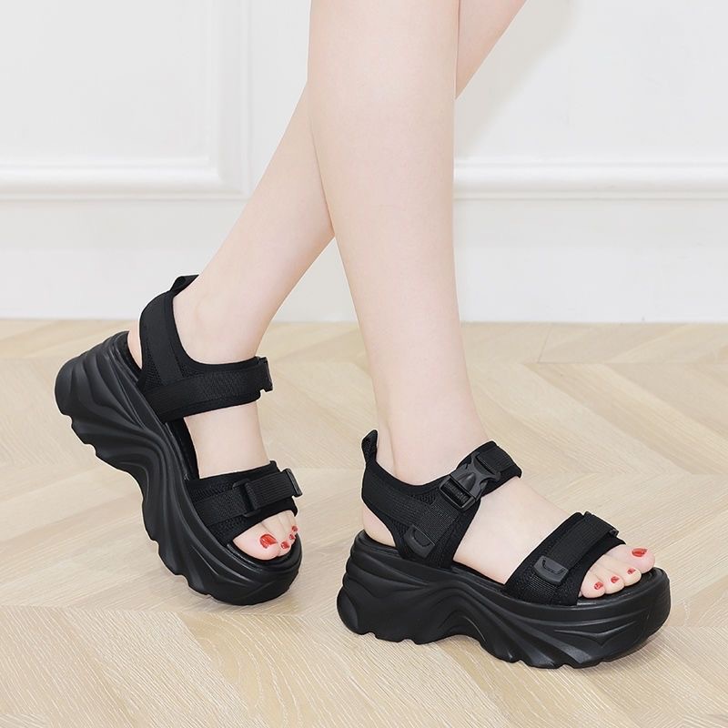 The 2024 summer new style of the popular Dad sandals is a comfortable and versatile soft-soled, anti-slip, and thick-soled sports beach sandal Application Scenario