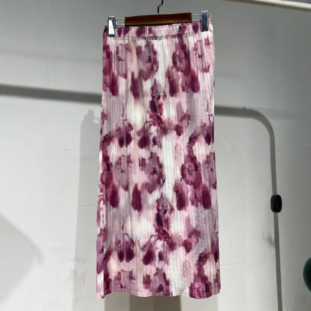 The 2025 summer new Miyake pleated women's half-length fishtail skirt is fashionable, versatile and slimming Application Scenario