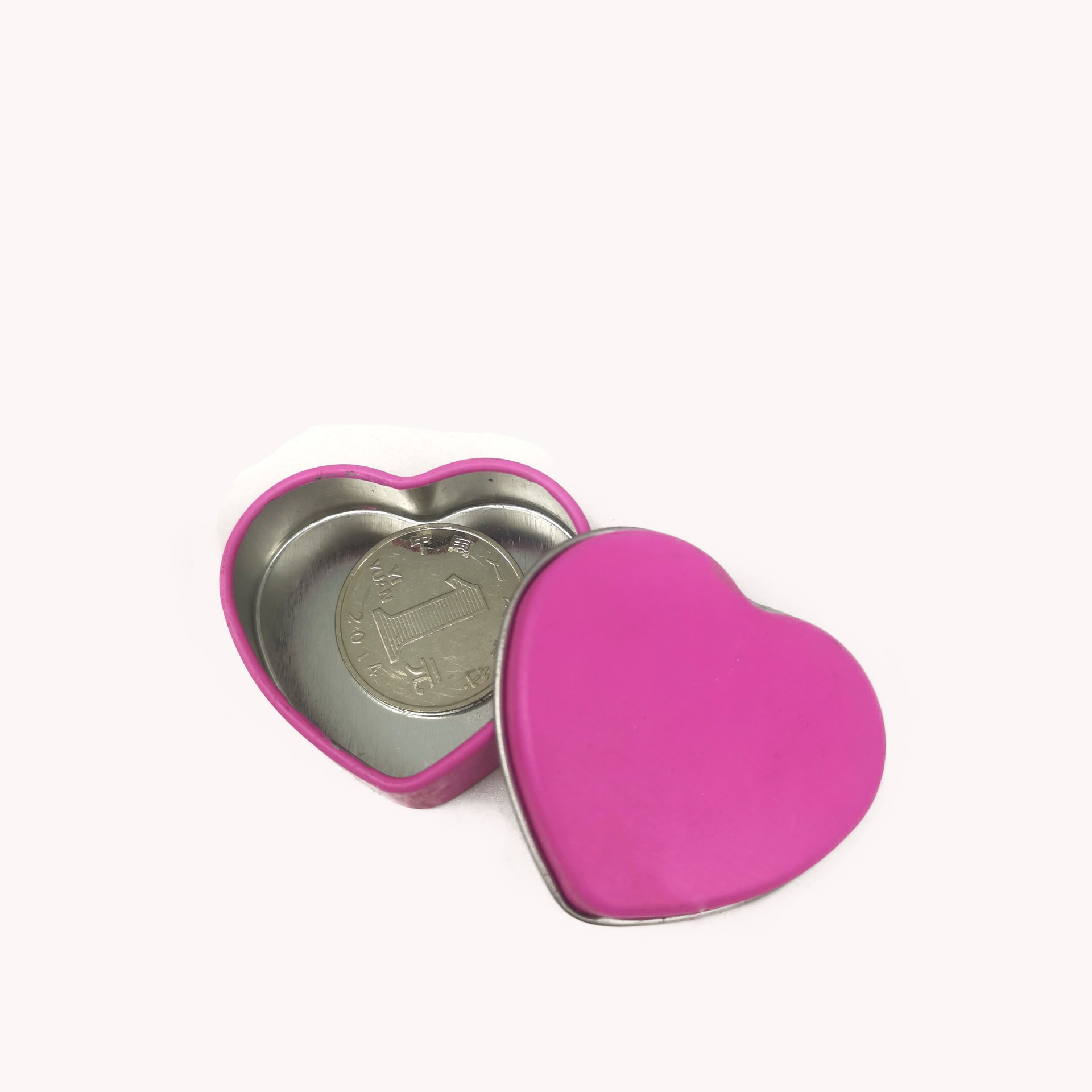 Customized small mini heart-shaped tin box with two stretched heart-shaped tinplate rings, necklaces, accessories and gift tin box Application Scenario
