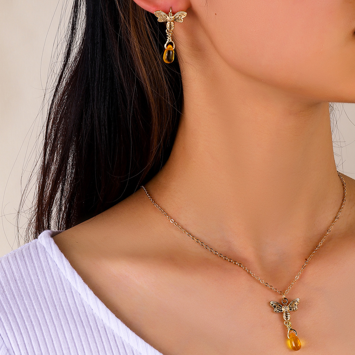 Wish Cross-Border Europe And The United States New Fashion Temperament Three-Dimensional Bee Necklace Simple Drop-Shaped Amber Jewelry Wholesale Application Scenario