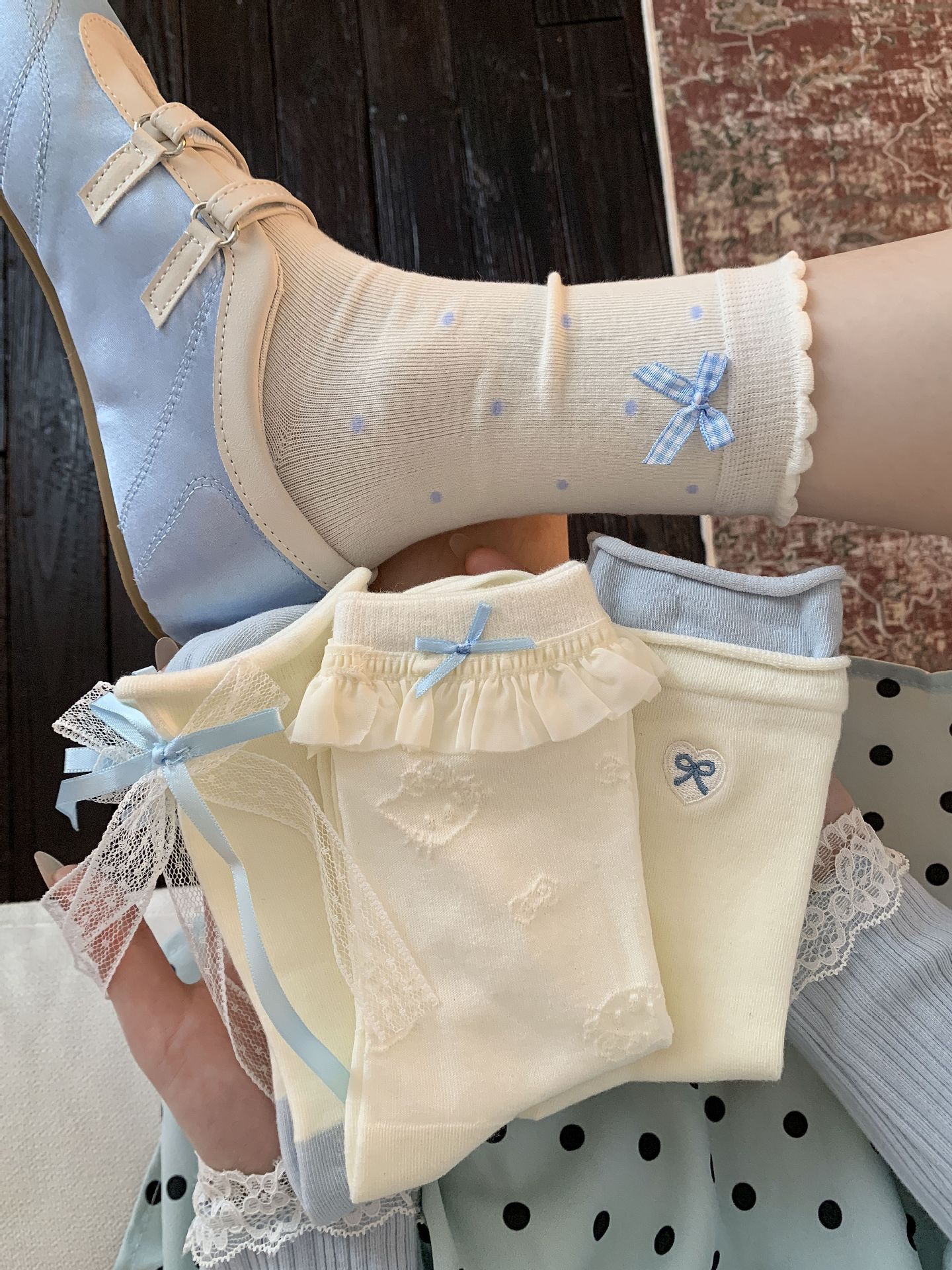 One-piece delivery service for Korean-style bow socks, MiU-style white and blue pile socks for women, new spring and autumn embroidered lace mid-calf socks pic 6