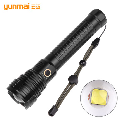 وتُظهر طاقة حزام الشحن Type-C المشحونة حديثا من طراز XHP70 الذي يعمل عبر الحدود مصباح يدوي خفيف في الهواء الطلق Application Scenario