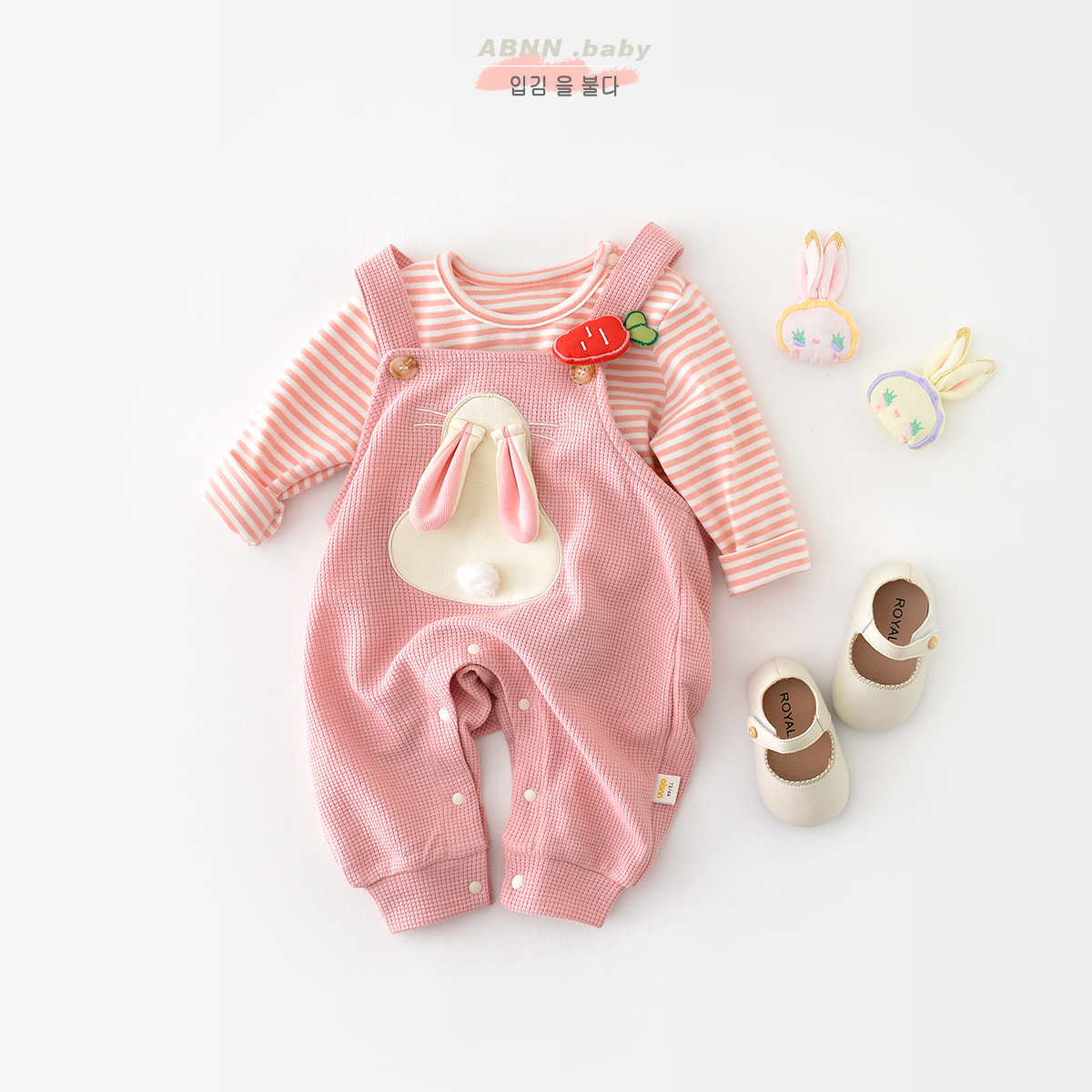 Primavera 2023 nuevo diseño bebé y niño animado pequeño conejo tirantes mujer bebé rayas camiseta conjunto de dos piezas Specification image