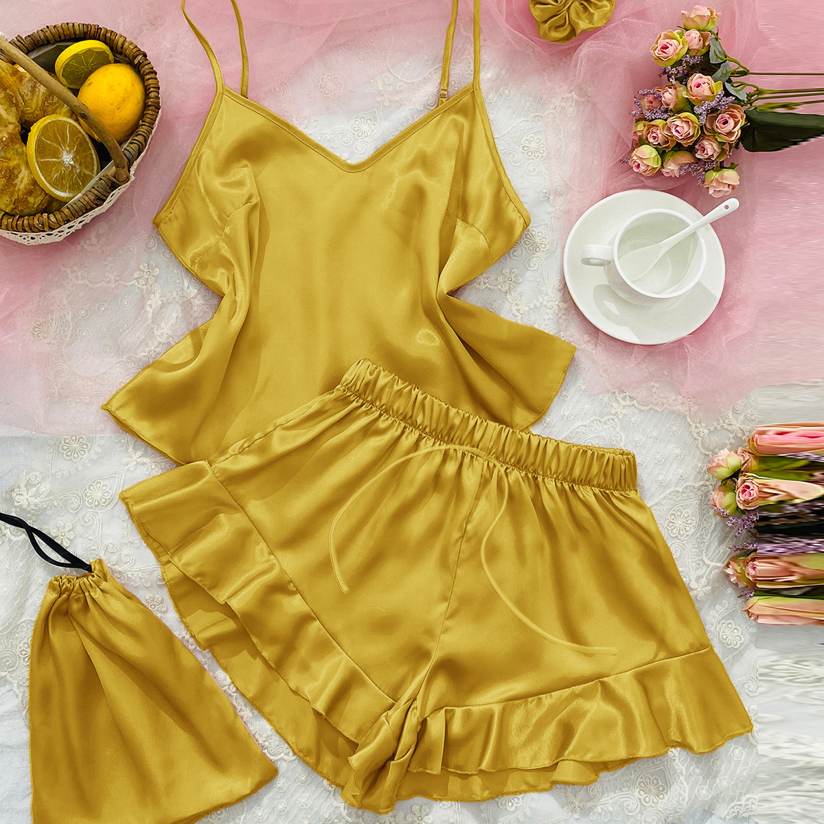 A simple and casual three-piece set of silk-like spaghetti-strap home wear, ice silk backless spaghetti-strap shorts set, and sexy pajamas for women