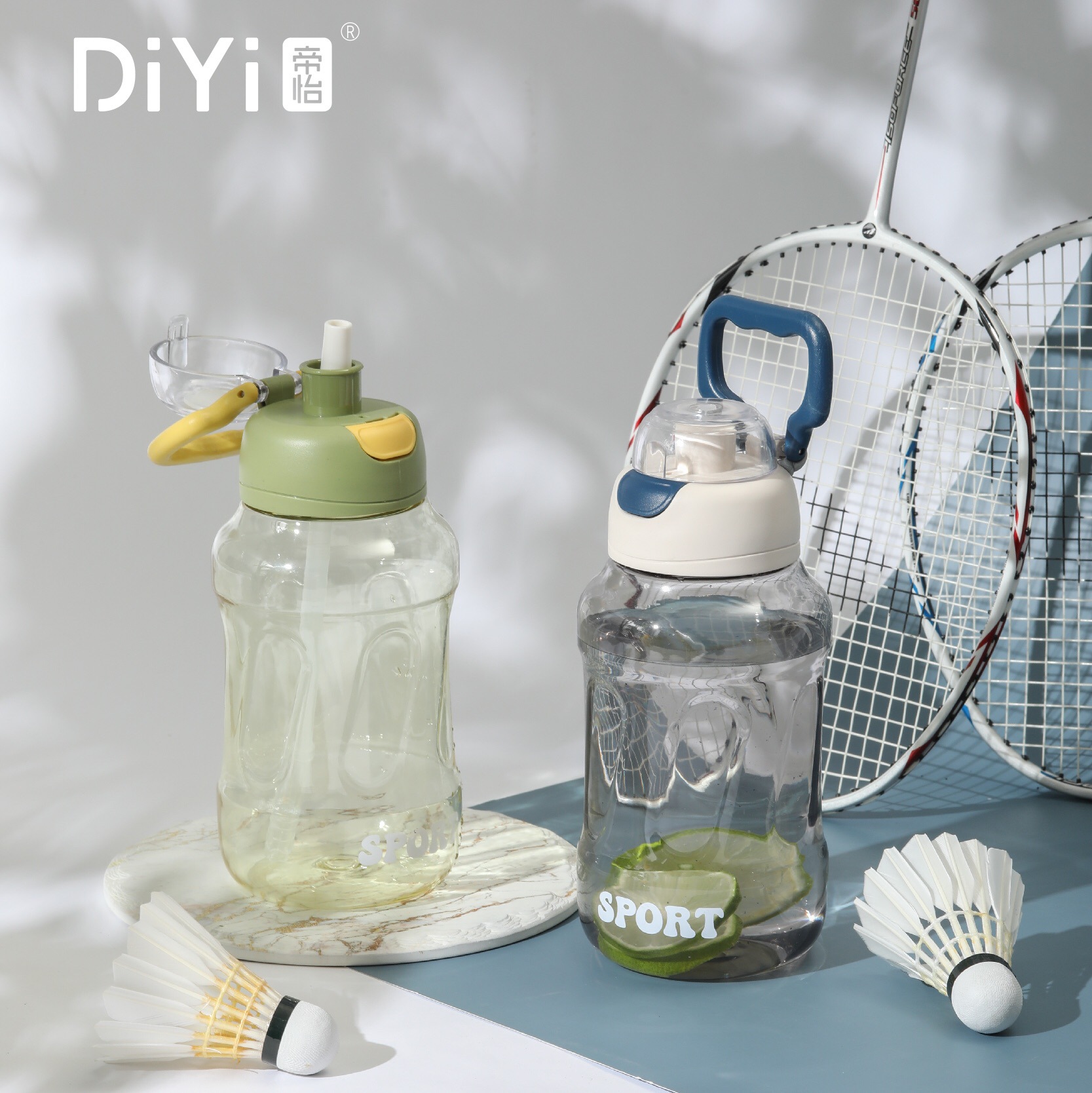 The new model of Diyi Fengchi Sports water Cup is a 1000ML pc material large-capacity sports and fitness straw cup with a handle