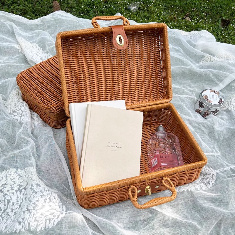 Wholesale Imitation Rattan Hand-Held Storage Boxes Vintage Decoration Gift Boxes Bridesmaids Wedding Hand-Woven Baskets Wedding Decoration Baskets Application Scenario