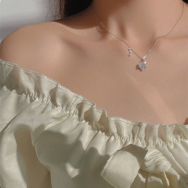 Titanium Steel Fashion Design Love Necklace Girl Small Diamond Heart Key Network Red Collarbone Chain Application Scenario