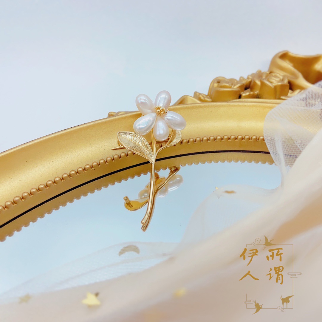 A unique pearl brooch, with a simple, fresh and sweet design, is a cute Internet celebrity bestseller. It is a Christmas brooch and pin decoration, featuring a national trend Application Scenario