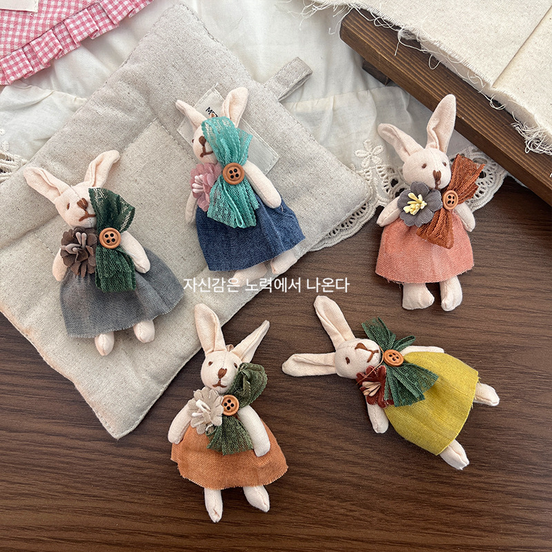 Korean version of girl cartoon forest-themed rabbit brooches, sweaters, accessories, clothes, bags, shoes, socks, hats, brooches, accessories and pendants Application Scenario