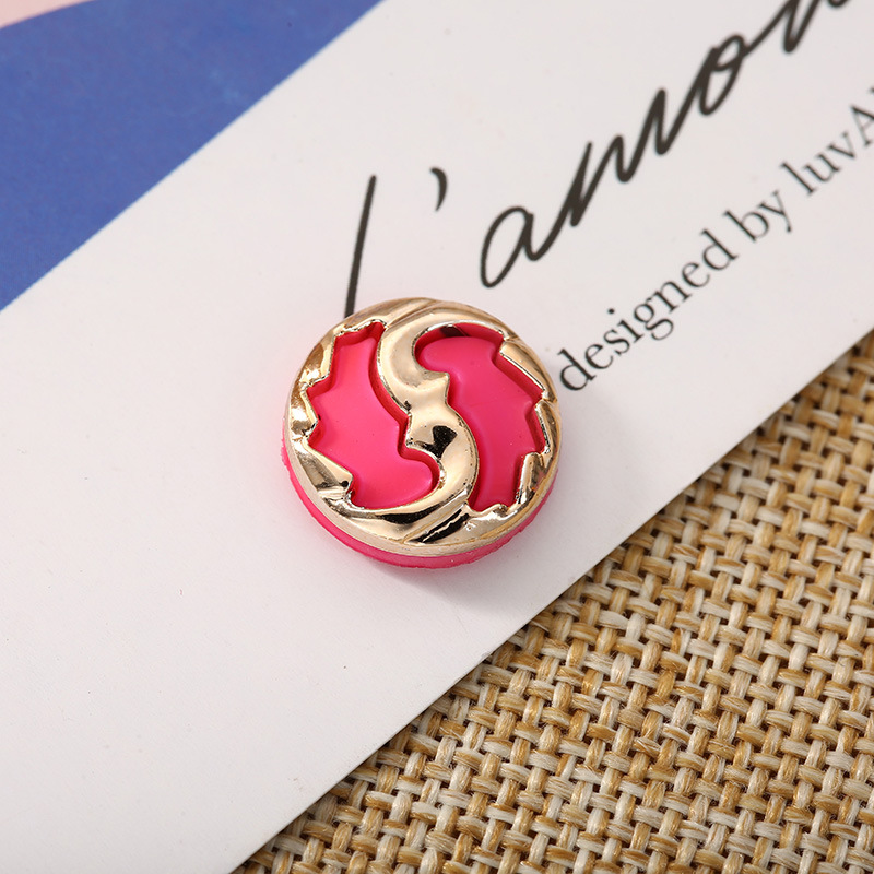 Fashion Temperament Magnetic Scarf Buckle Does Not Hurt Clothes Anti-Slip Clothes Fixed Buckle No Nail No Sew Shirt Buckle Scarf Buckle Application Scenario