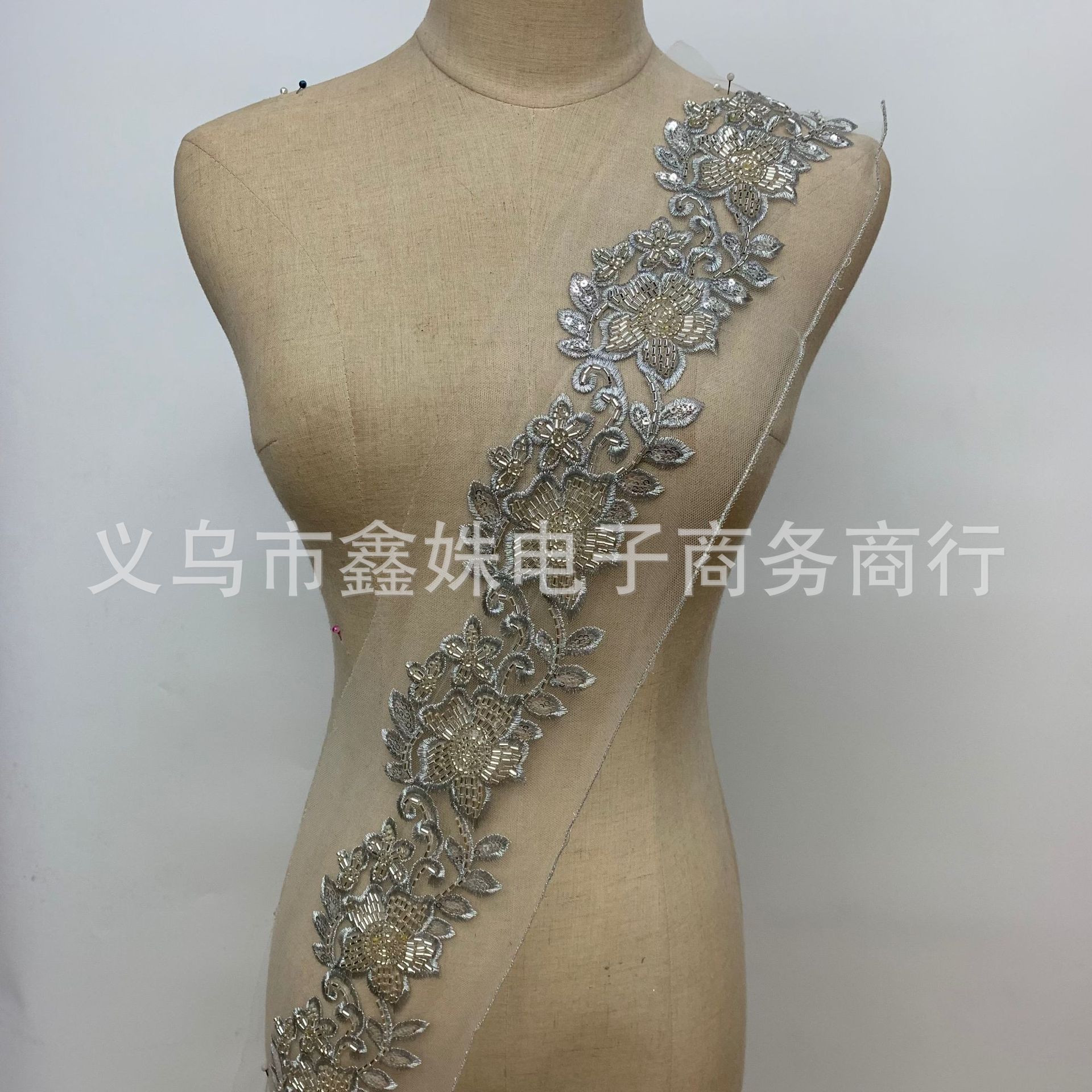 نوع جديد من رموز الأعمدة المتوازية لثوب الزفاف ذات الشرائط الممزقة Item Picture