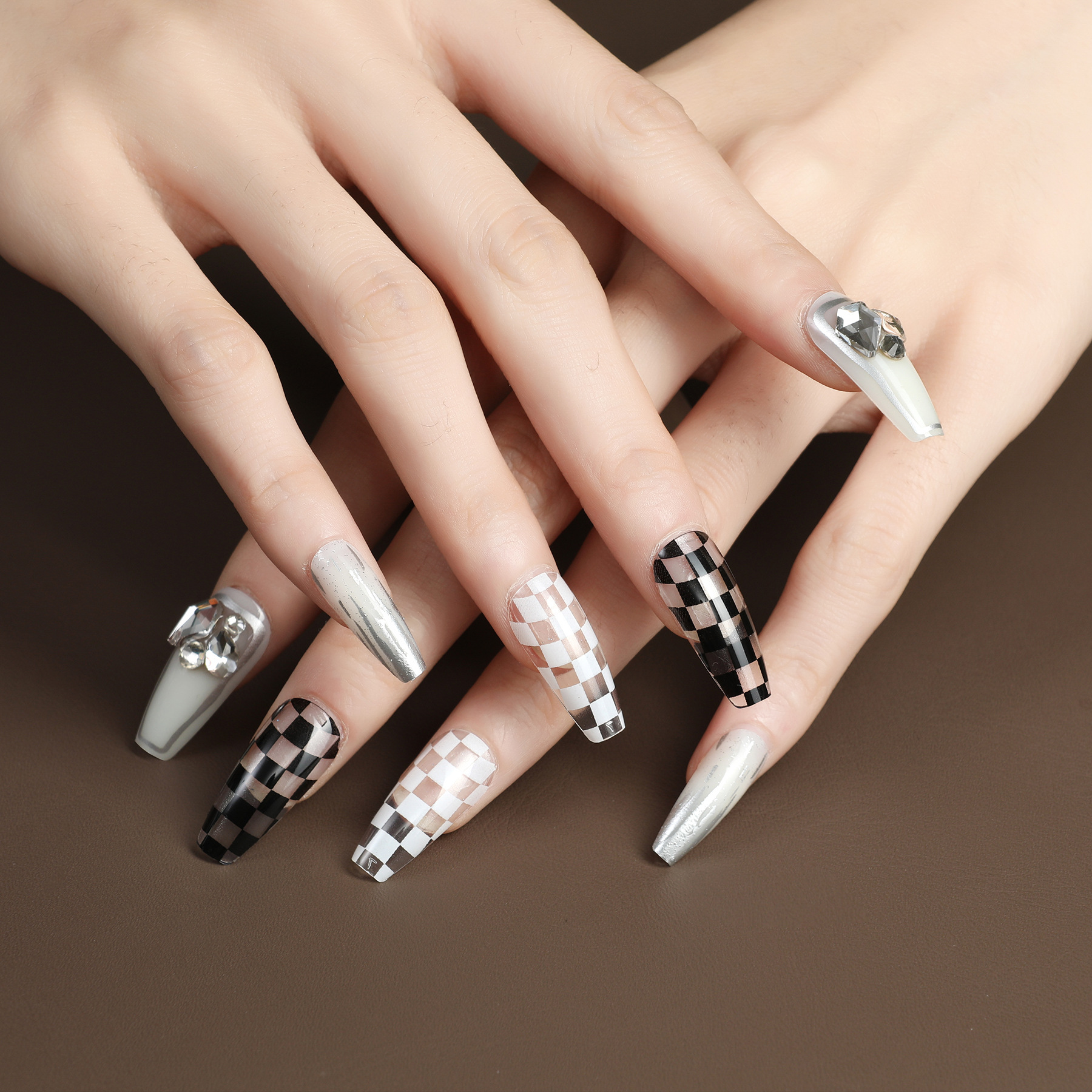 30 pieces of handcrafted nails, checkered nail patches, trapezoidal finished nail pieces, wholesale of fake nails from Asia, Japan and South Korea Application Scenario