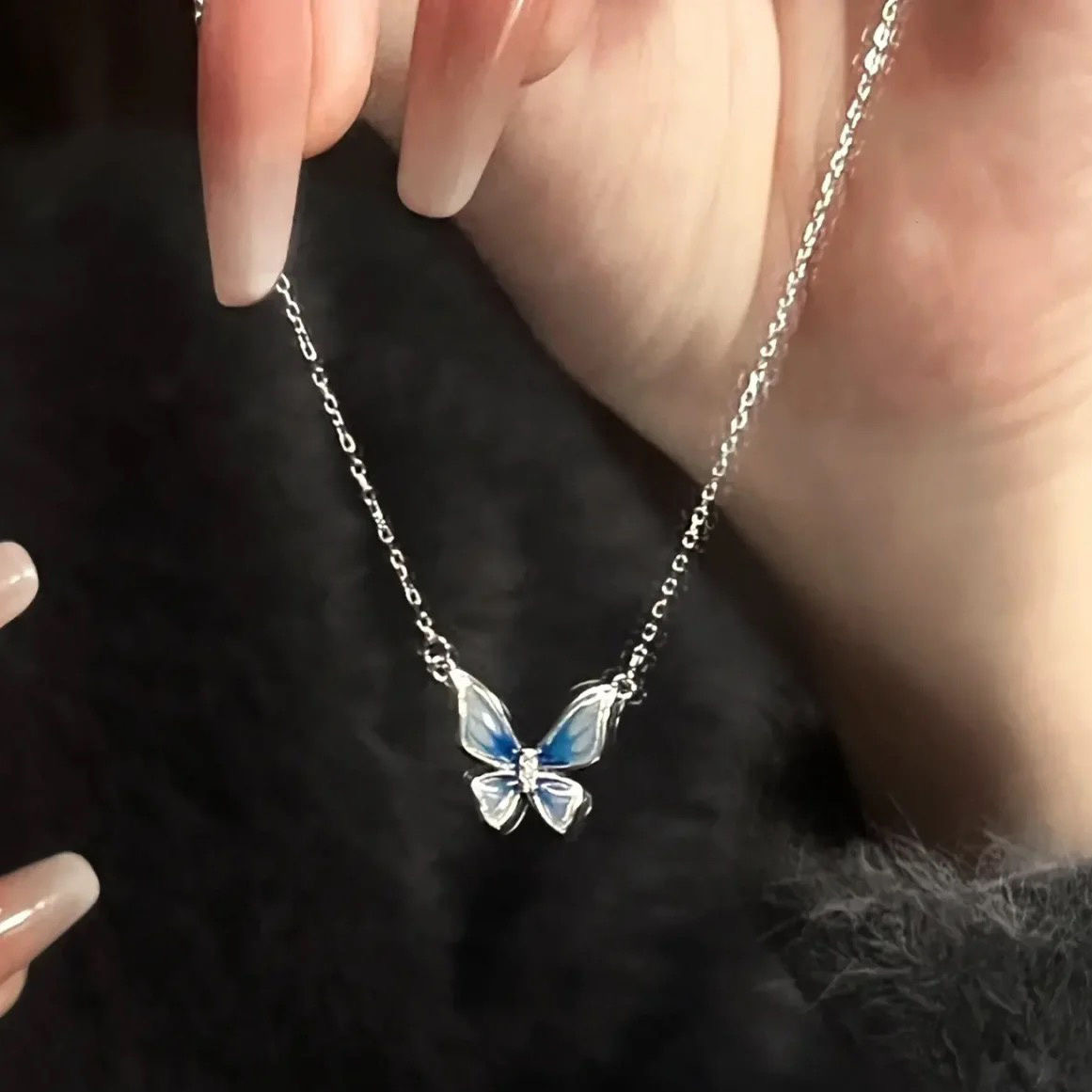Gradient blue butterfly necklace for women, a niche, light luxury and high-end design on Instagram, a collarbone chain for Valentine's Day Specification image