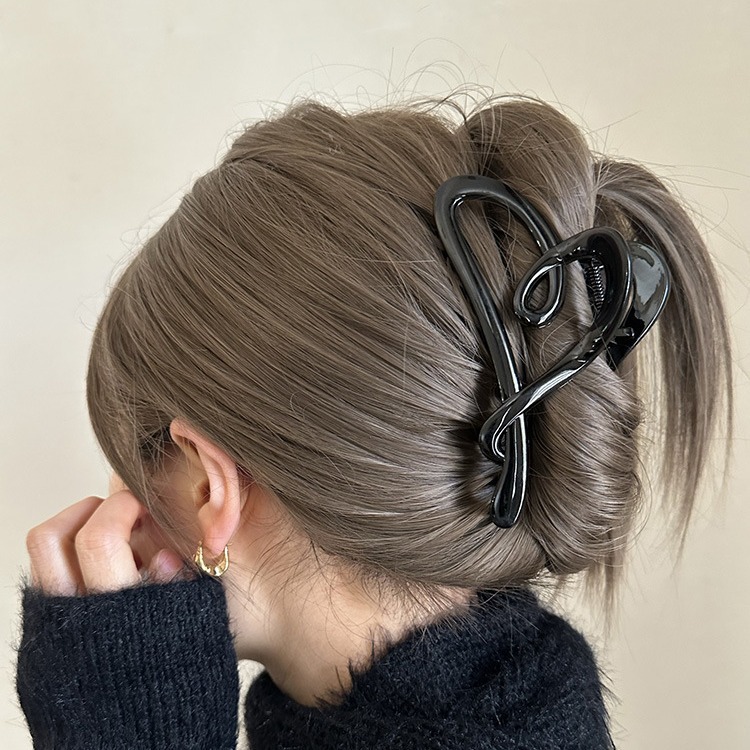 Temperament Matte Black Love Grab Clip Women's Advanced Sense Back Head Hairpin 2024 New High-End Shark Clip Headwear Application Scenario