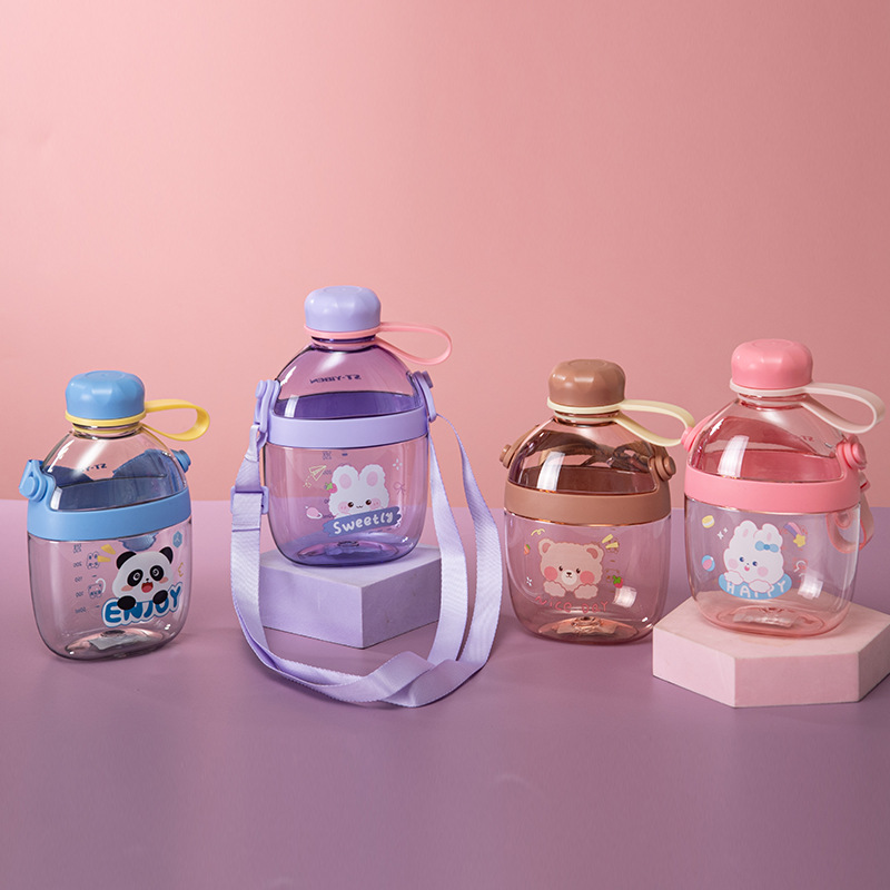 Yiben Cool Space Cup, a square plastic cup, is cute and fresh. It is portable with a shoulder strap and can be carried by hand. It can be used diagonally to carry a water cup Application Scenario