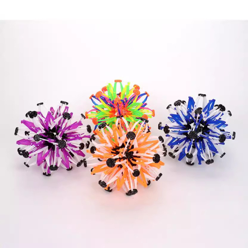 Stretchable magic ball, large 32-flower ball, throw and catch ball, outdoor interactive, versatile, shrinkable ball, baby and children's toys Application Scenario