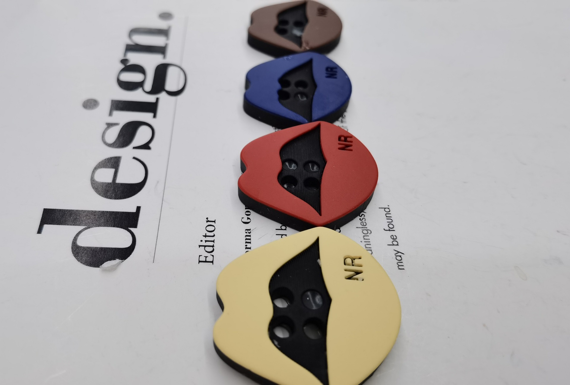 Red buttons, black and white resin, two eyes, red extra-large buttons, women's windbreaker, overcoat, woolen overcoat, clothing buttons Application Scenario
