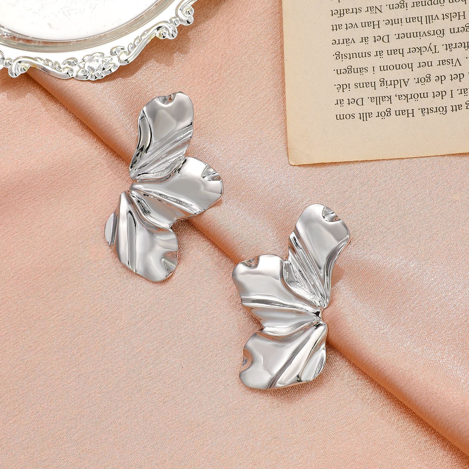 European And American Retro Exaggerated Gold Flower Stud Earrings Simple Temperament Matte Irregular Petal Earrings Alloy Earrings Application Scenario