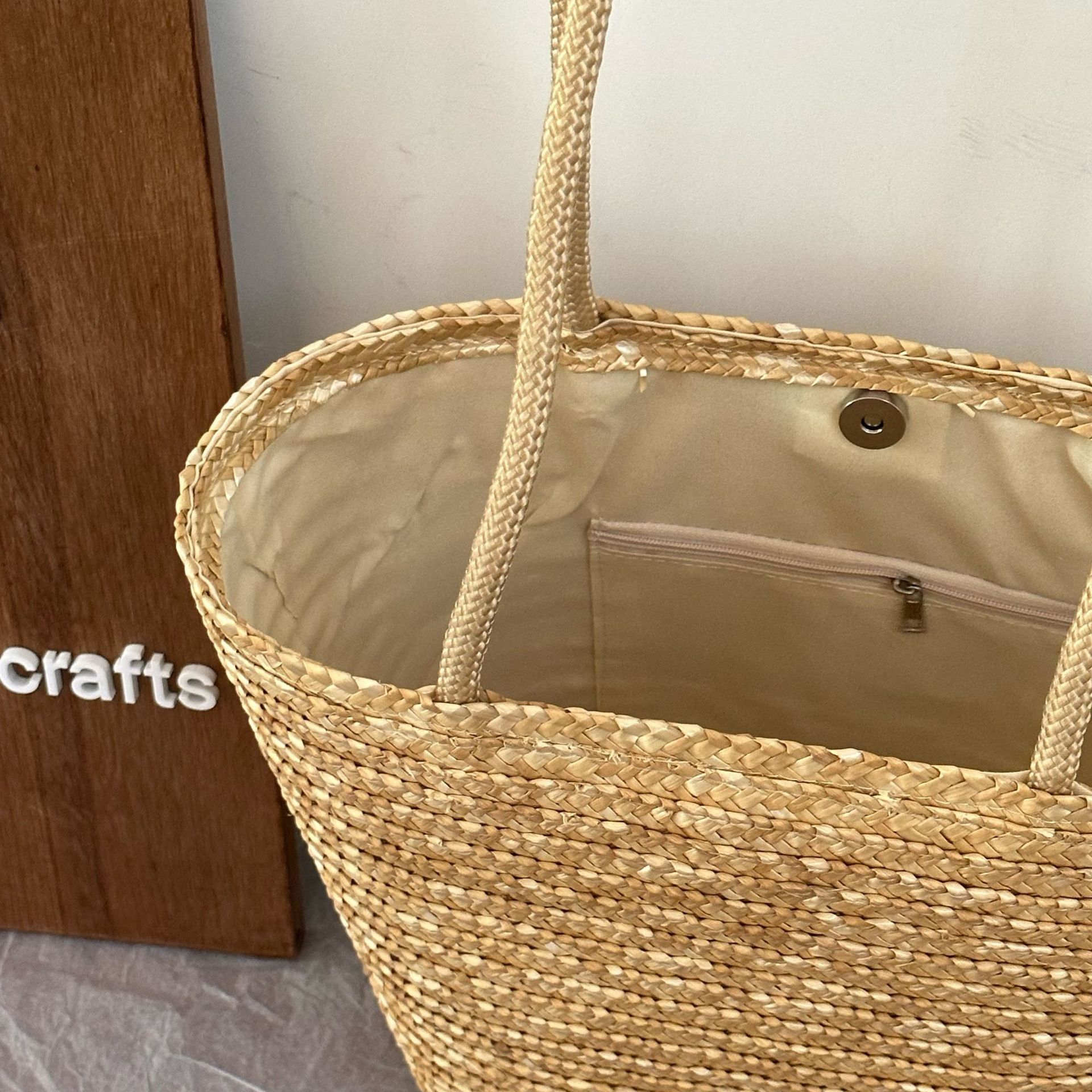National trend straw bag, large-capacity straw woven bag, seaside vacation bag, hand-woven summer beach high-end straw bag Application Scenario