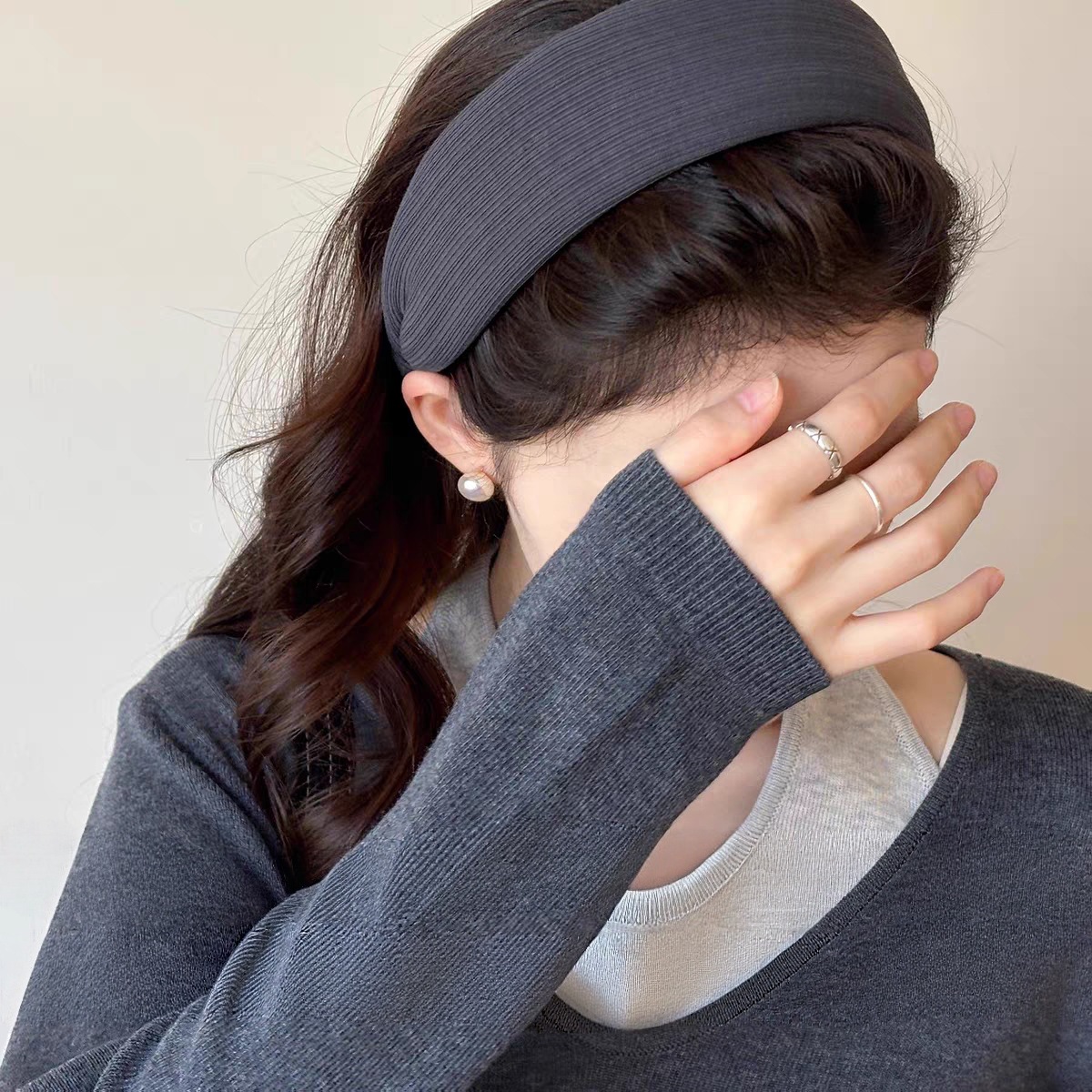 A new style of Korean-style wide-brimmed hair band for women, with a high head pressure, exudes a sense of sophistication and is a versatile hair accessory for going out Specification image