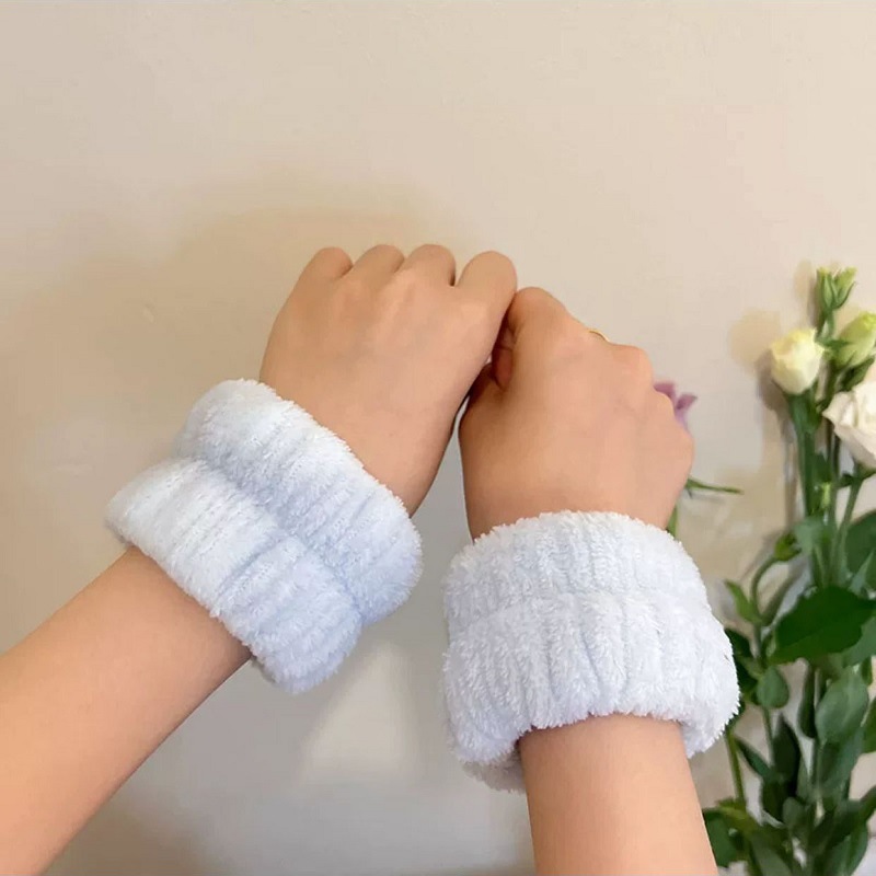 The same style of facial wash wrist hair band, facial wash makeup, exercise yoga headband, hair accessory, skin-friendly hair band for women as on Xiaohongshu Application Scenario
