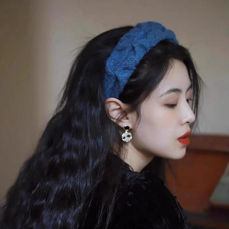 The new 2024 autumn/winter collection features a Klein blue woolen headband, a gentle and retro wide-brimmed hairpin, and a women's pleated knit Specification image