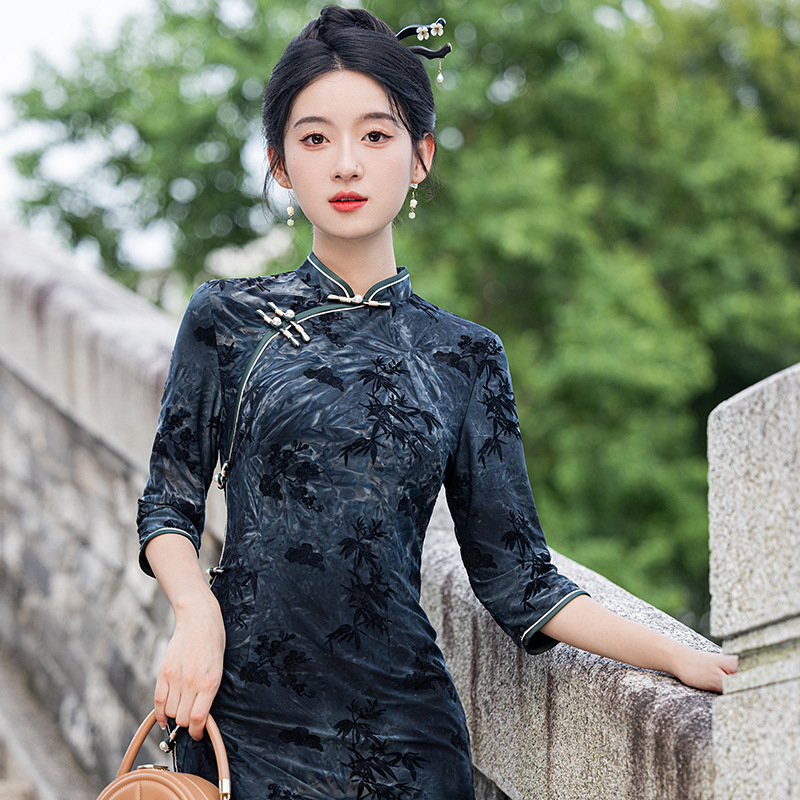 "National Trend Simple and Elegant cheongsam 2025 Spring New Style Milk silk tie-dyed flocking high-end improved new Chinese style. details Picture