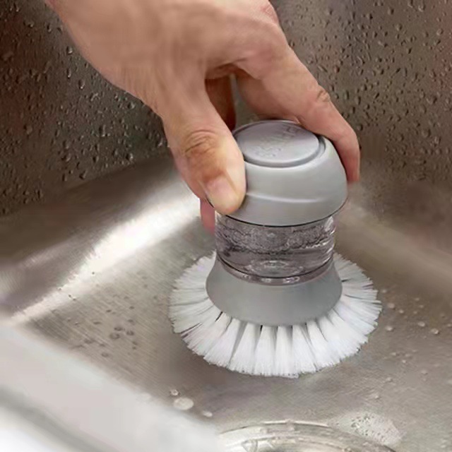 Press the pot brush in the kitchen