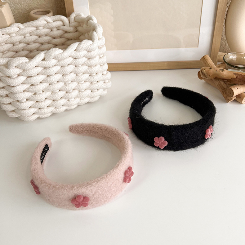 The autumn and winter plush small flower hair band is a versatile accessory for women going out. The high headband and hair tie are simple and popular Application Scenario