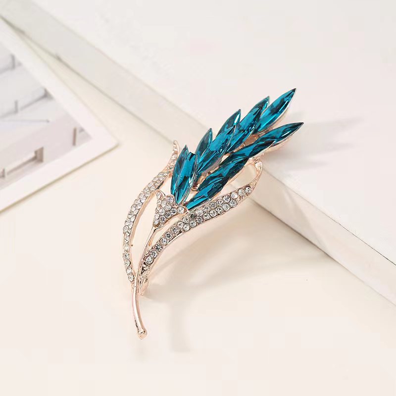 South Korea's New Fashion High-Grade Brooch Women's Rhinestone Silk Scarf Buckle Buckle Buckle Crystal Corsage Pin Pearl Jewelry Application Scenario