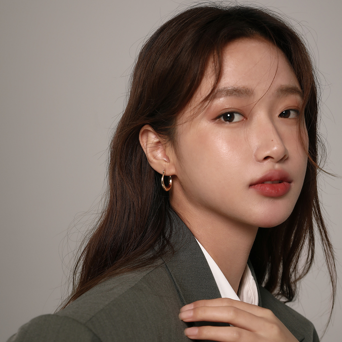 Twisted ripple InS-style ear buckles, niche and cool earrings, fashionable girls 925 silver needle, elegant wholesale new style Specification image