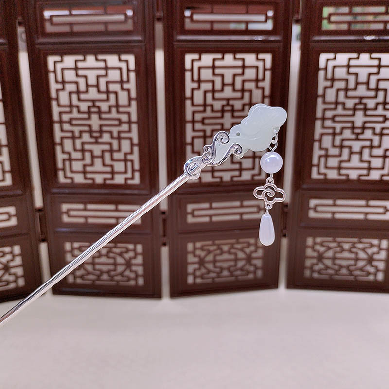 Chinese-style and trendy Xiangyun Jade Ruyi tassel hairpin, ancient style niche design sense hairpin, retro updo hairpin, hairpin flower hair accessory Application Scenario