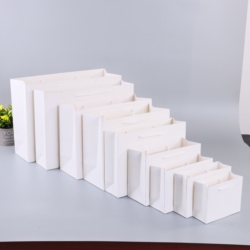 Wholesale of black gift bags and paper bags for clothing and handbags in stock. White and black card paper bags can be printed with logos Specification image