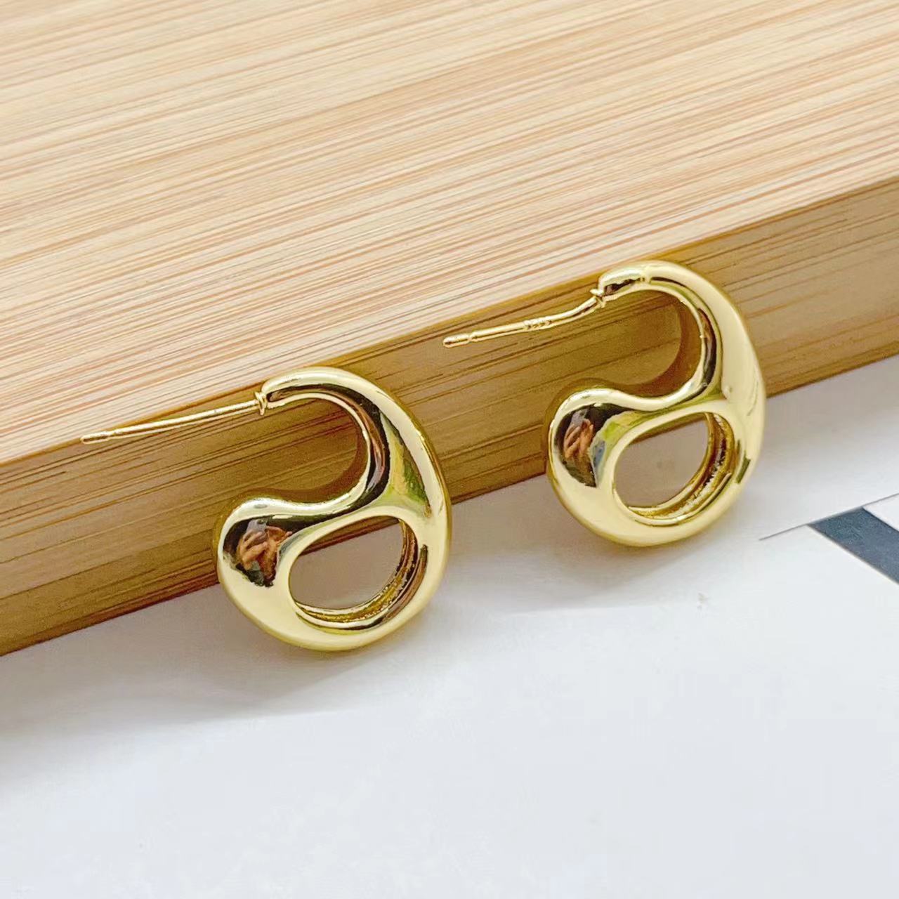 Copper-plated real gold hollowed-out pig nose, simple and cold style stud earrings, exquisite and high-end, light luxury, versatile earrings for women Specification image